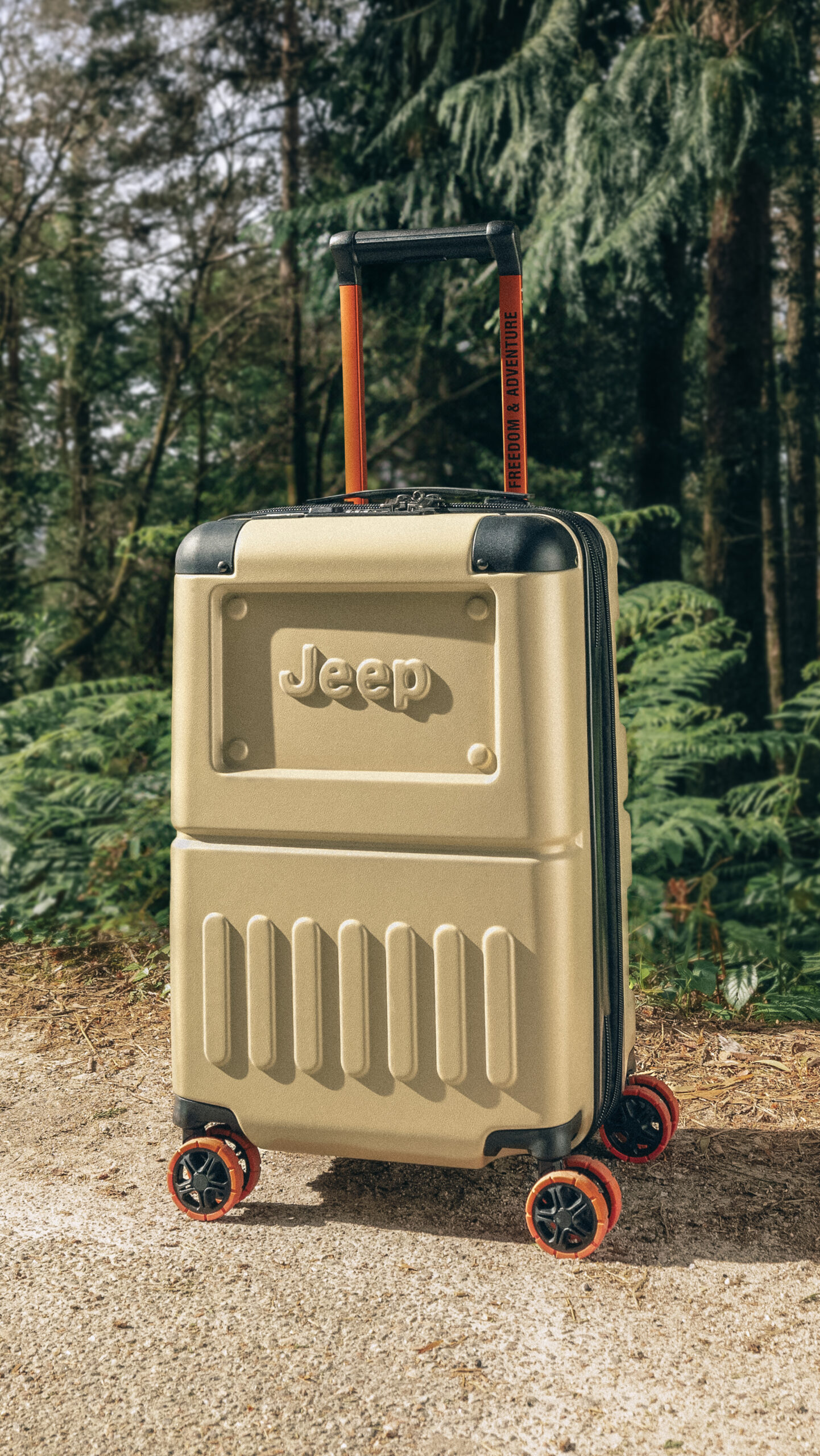 JEEP handbagagekoffer in het bos op een stenen pad